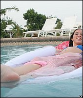 Bewitching teenie Brooke Skye playing with clit in the pool